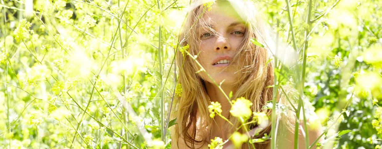 全球最撩超模！一双狐狸媚眼迷倒众生，爆红后却在乡下养鸡？