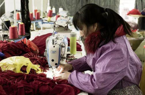 这里的情趣内衣，制作者是当地农村大妈，20秒做一条丁字裤挣一毛