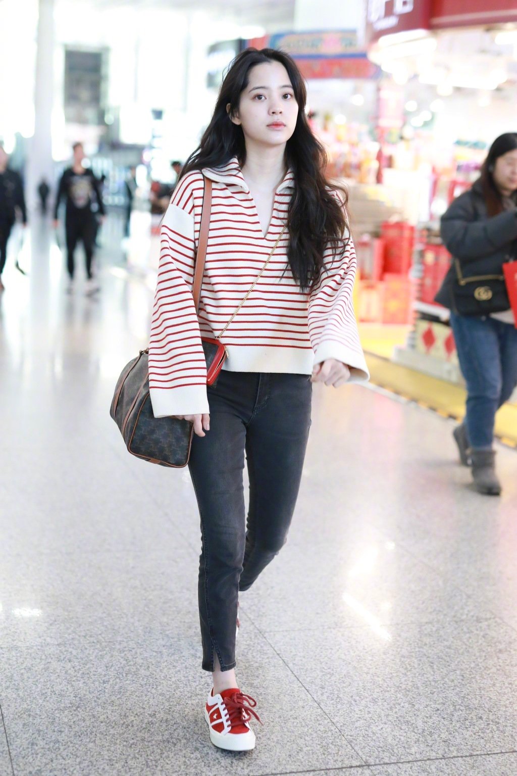 泰国版“杨幂”好性感！穿“深V裤”大秀腹肌，这身材真是爱了