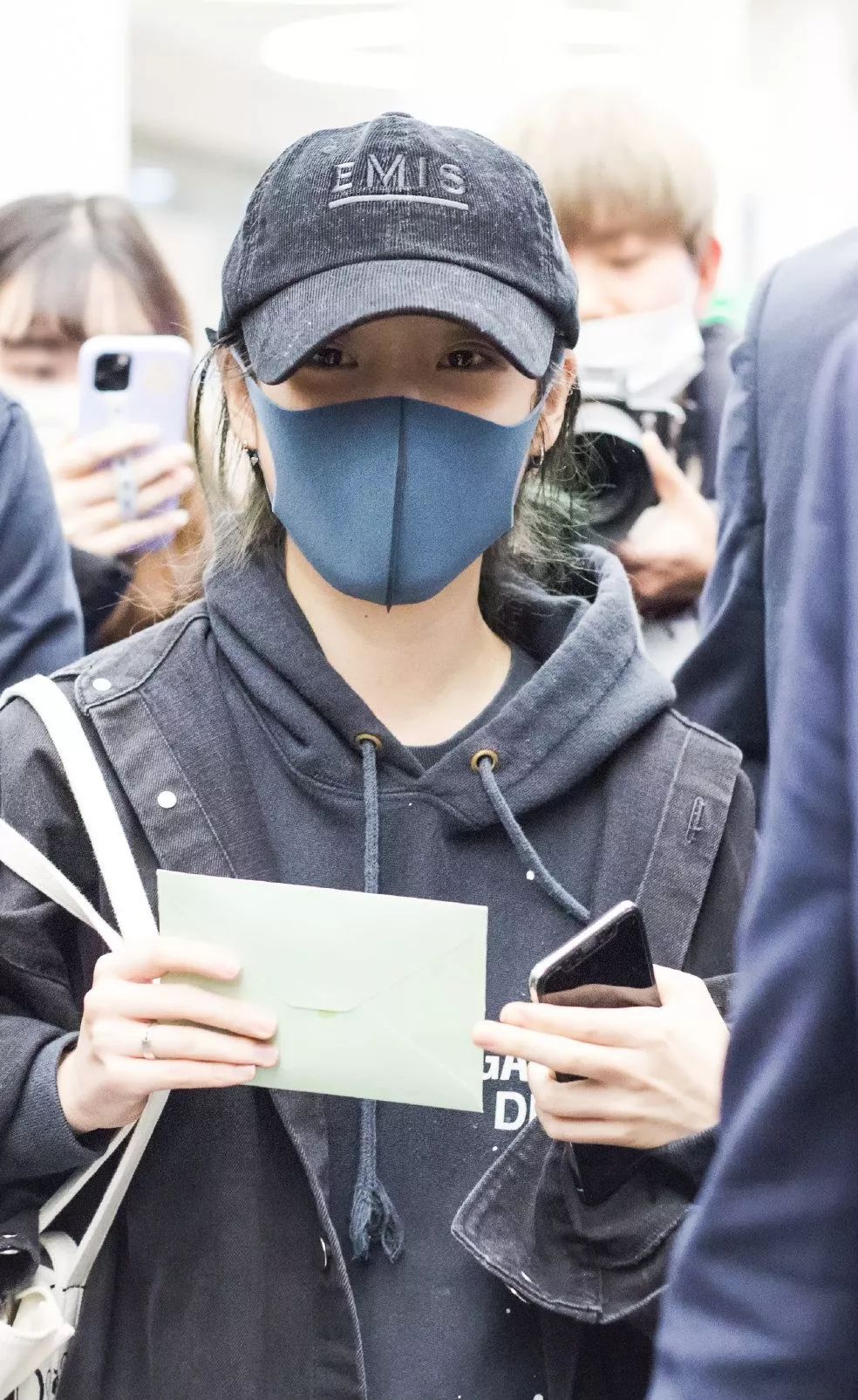 iu的时尚品味,iu穿杏色牛仔外套