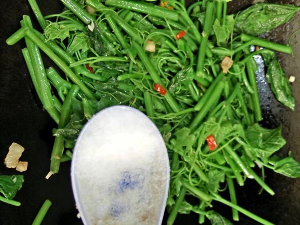 这菜炒起来比肉都香,这两样菜简单一炒就鲜香无比