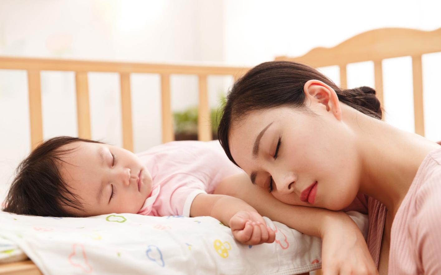 二月婴儿哭闹抱着也哭闹,婴儿哭闹要立即安抚还是继续哭