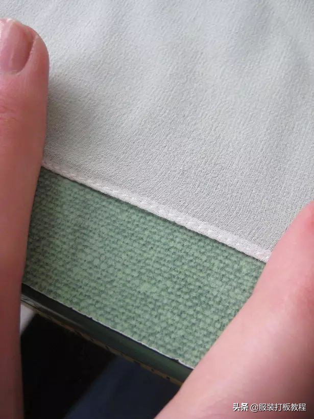 裁剪衣服后卷边怎么简单缝起来,卷边面料怎么裁剪
