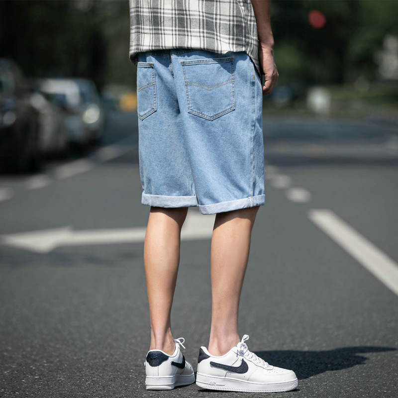 牛仔裤凸显女性年轻气质,夏天牛仔裤怎么搭配高级