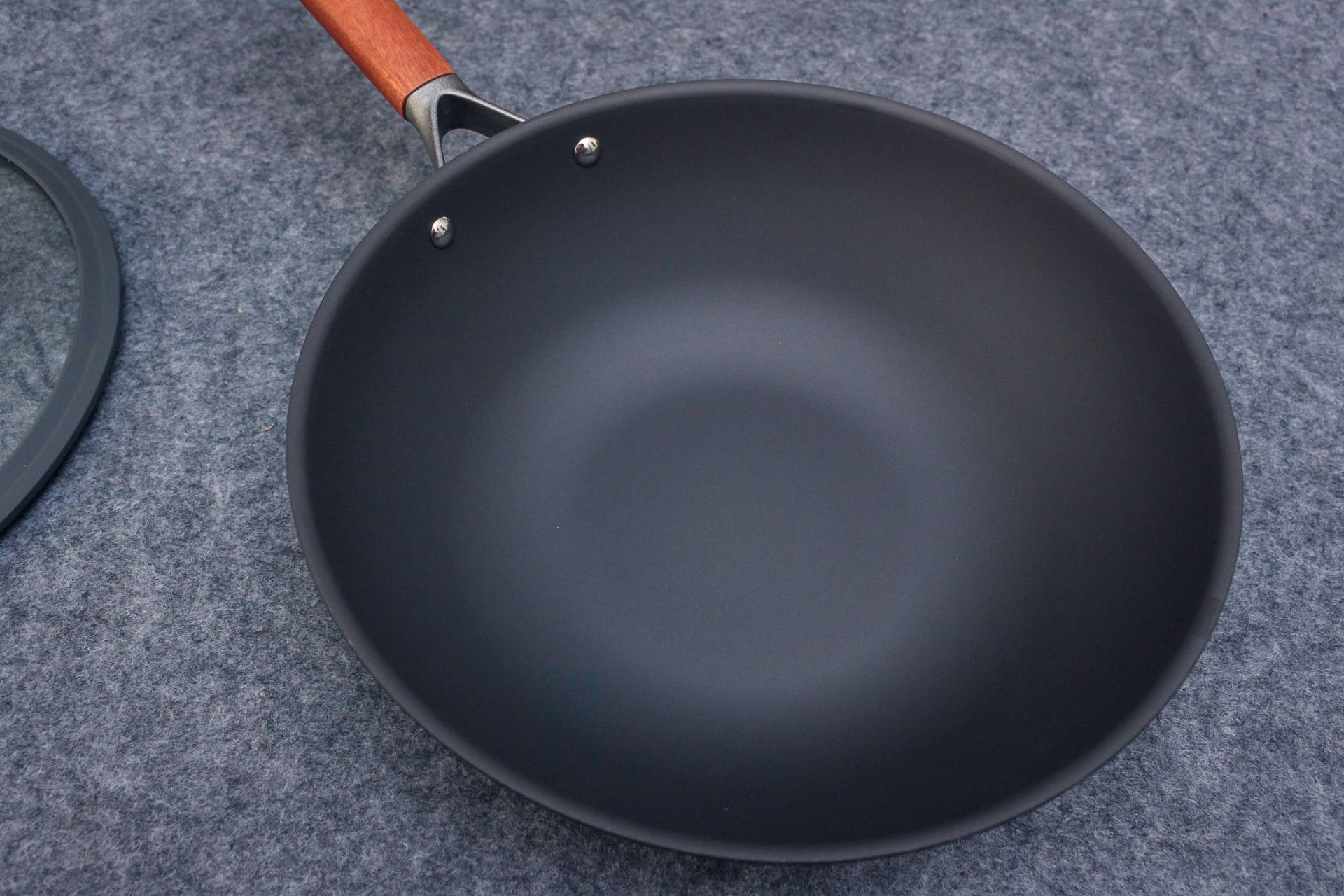 章丘铁锅和三禾不粘锅哪个好,三禾纯钛无涂层炒菜锅