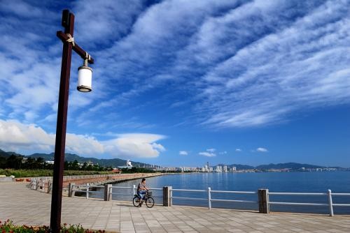 山东一绝美三线小城：临海又宜居，人均GDP10万房价1.3万