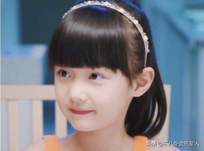 最火小童星女,童星出道的她如今18岁越来越漂亮
