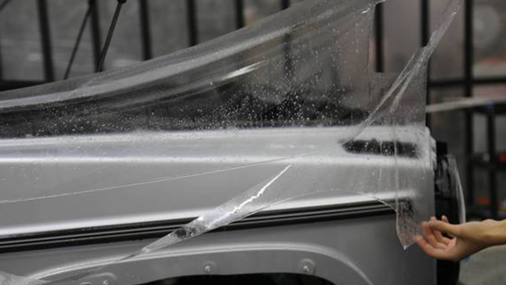 新车贴隐形车衣撕的时候会掉漆嘛,隐形车衣撕膜掉漆怎么处理