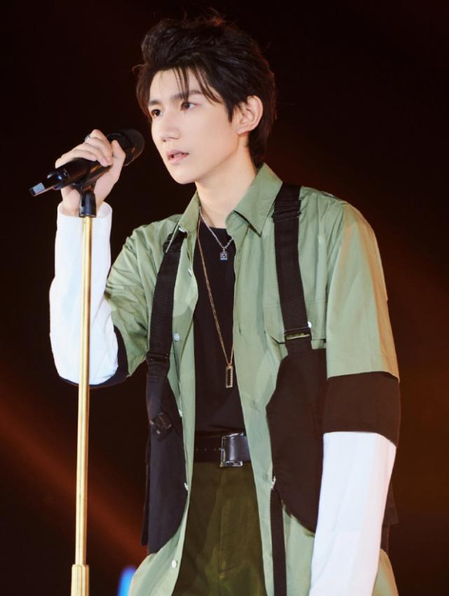 王源年轻的时候,王源小时候和现在对比变了又没变