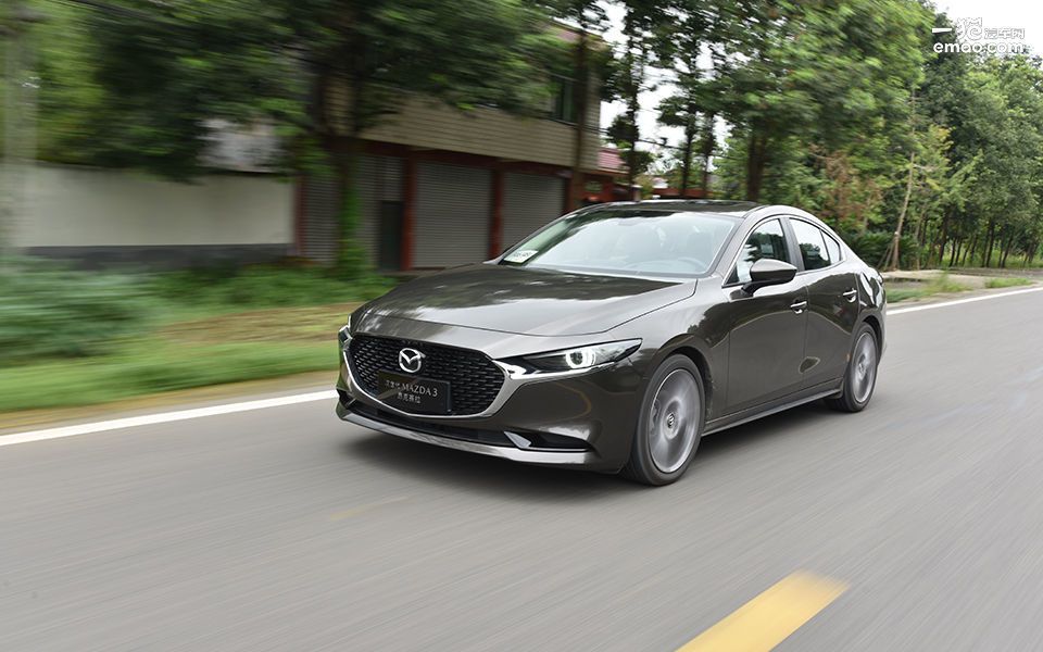 2021马自达3昂克赛拉2.0家用油耗,马自达3昂克赛拉1.5和2.0哪个更好