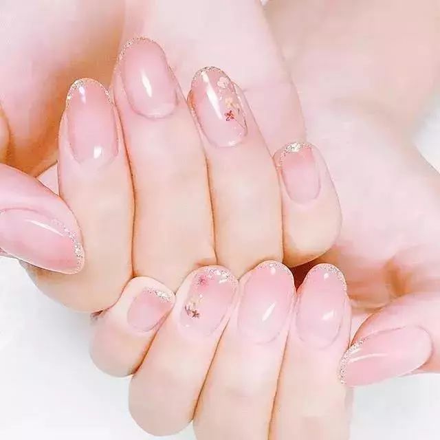 粉嫩渐变果冻唇,无美颜无滤镜的果冻甲