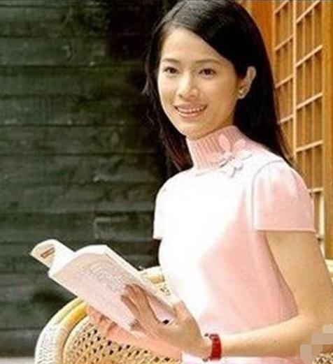 悲凉白岩松：8岁丧父，被自杀被骂拒天价死守央视，也有难言之隐