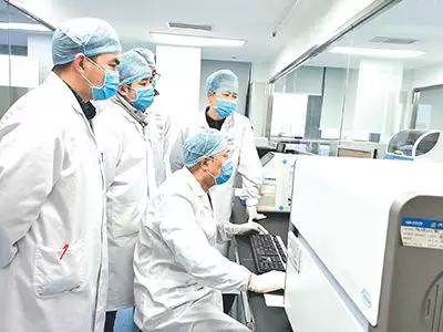 让党旗飘扬在战疫一线,党旗在抗疫一线高高飘