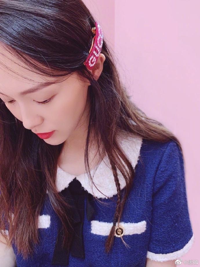 45岁视后曾翻热巴白眼，嘲唐嫣少女感，前夫入狱被男友踢屁股