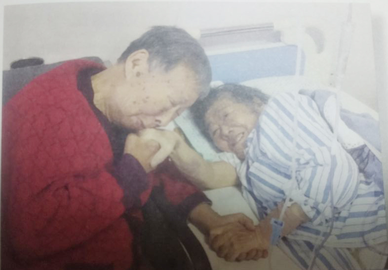 敬一丹64岁生日当天，母亲离世，泪水中的生命轮回