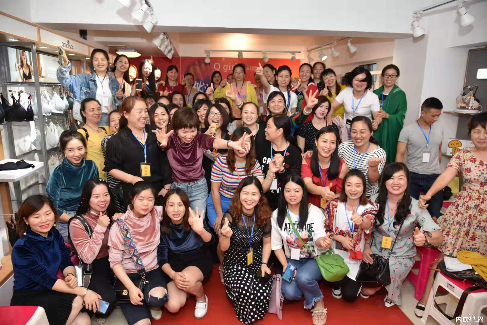 燃爆新零售！热烈祝贺俏闺蜜2019秋冬新品发布会圆满成功