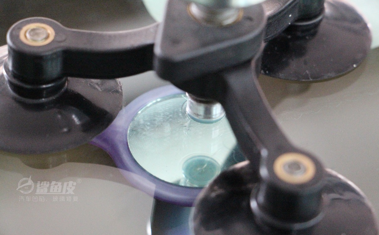 4s店挡风玻璃裂纹修复价格,汽车前挡风玻璃内层裂纹怎么修复