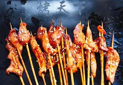 撸着串听着歌,这家火爆曲靖的BBQ才是你啤酒、烧烤的圣地!