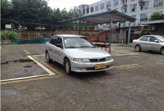 倒车入库怎么做到不停车看准点位,倒车入库怎么把点位每次都看准