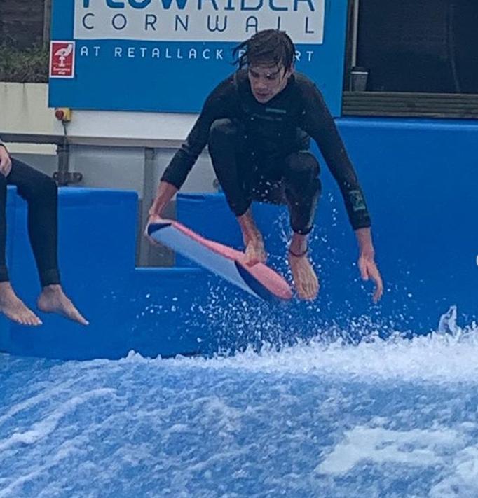 贝克汉姆晒亲吻长子照,贝克汉姆二儿子像贝嫂