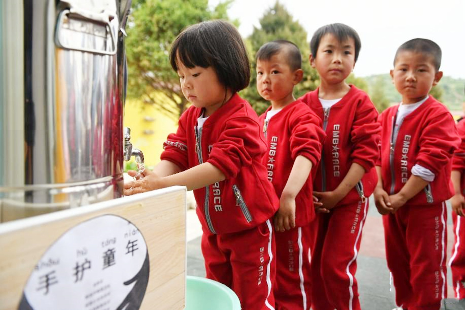 1岁宝宝半夜哭闹抓屁屁,四岁小孩总说屁痒