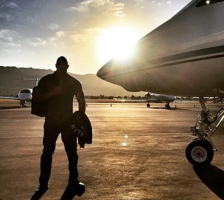 美国演员巨石强森自曝感染新冠,巨石强森与妻女确诊新冠