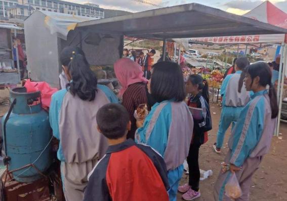 美女大学生街头卖小吃,女学生街头卖小吃