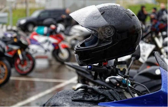 安徽一男子骑车不减速被轿车撞飞,男子开车被陨石砸中