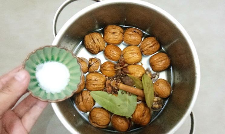 卤味脆皮核桃,麻辣卤核桃配方及详细做法