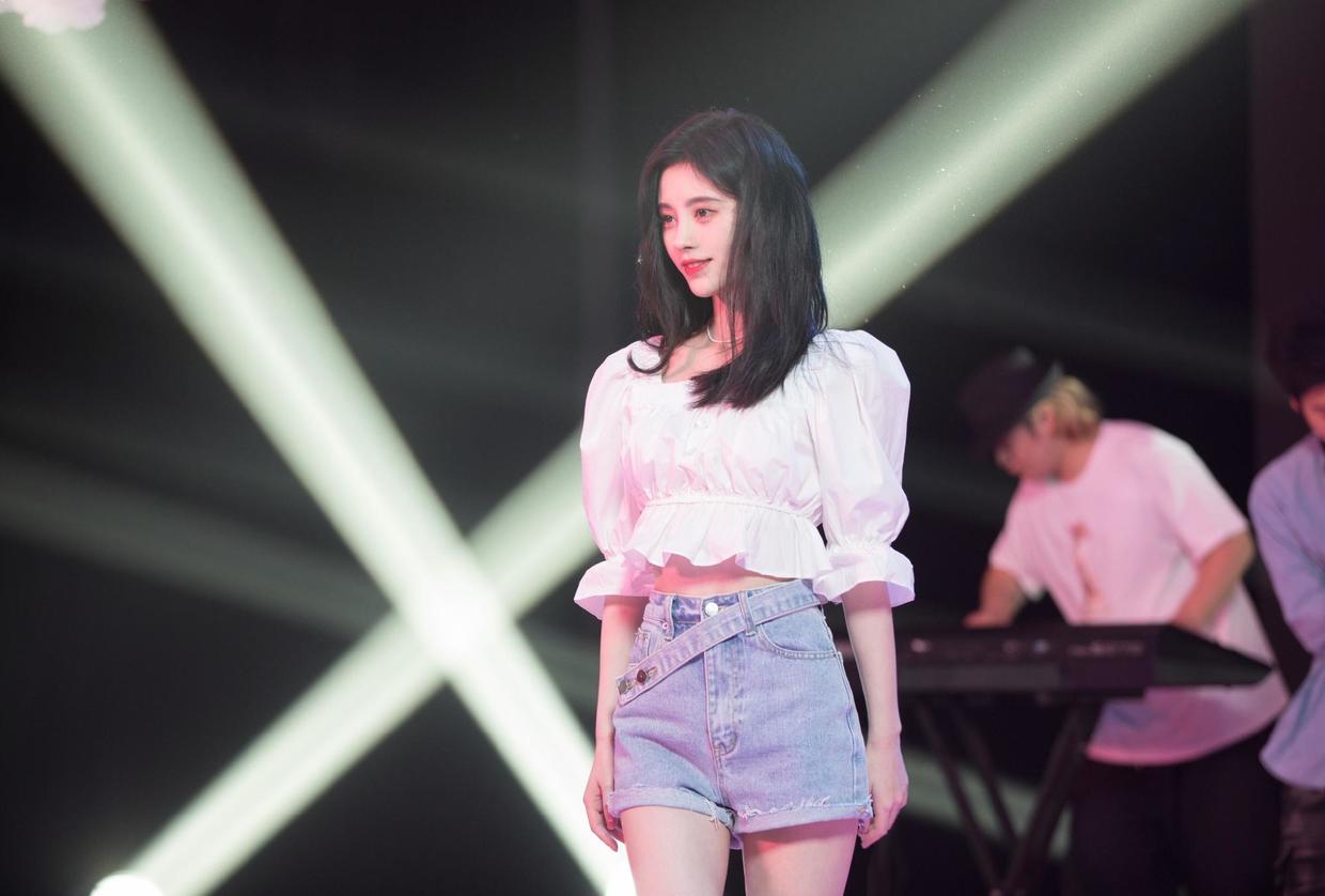 谭松韵穿皮衣衬衫配短裙,谭松韵复古印花衬衫配皮裤大波浪