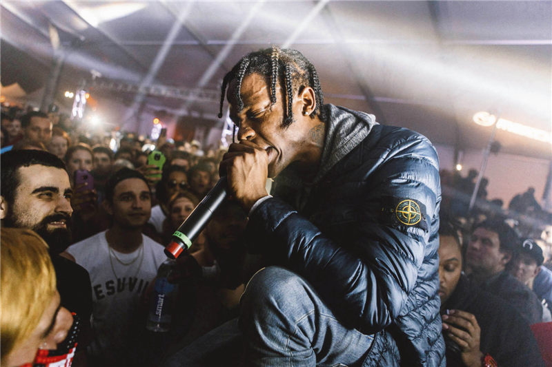 从军装到警服变成了衣服,从军装到正装的转变