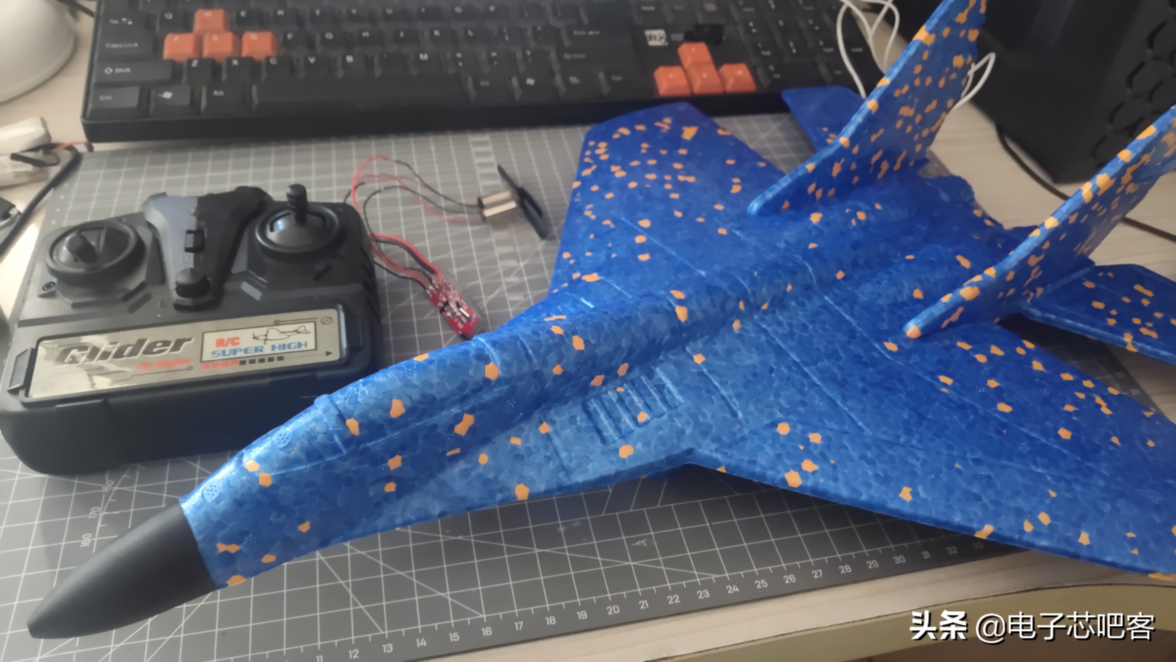 修复严重损坏的飞机,遥控飞机遥控器坏了怎样修复