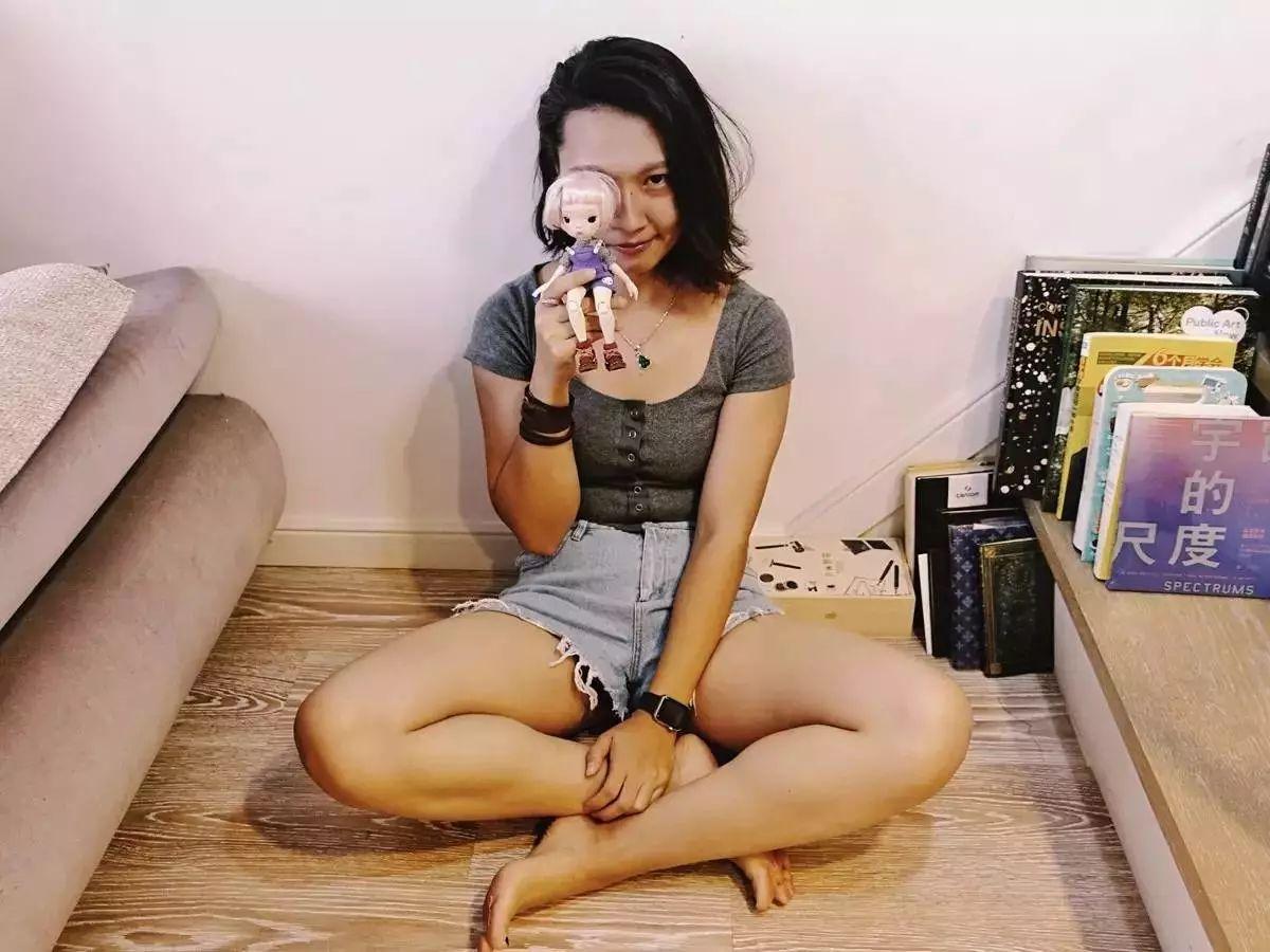 她是80后美女设计师，曾被周迅邀请参加晚会，玩偶以五位数拍卖