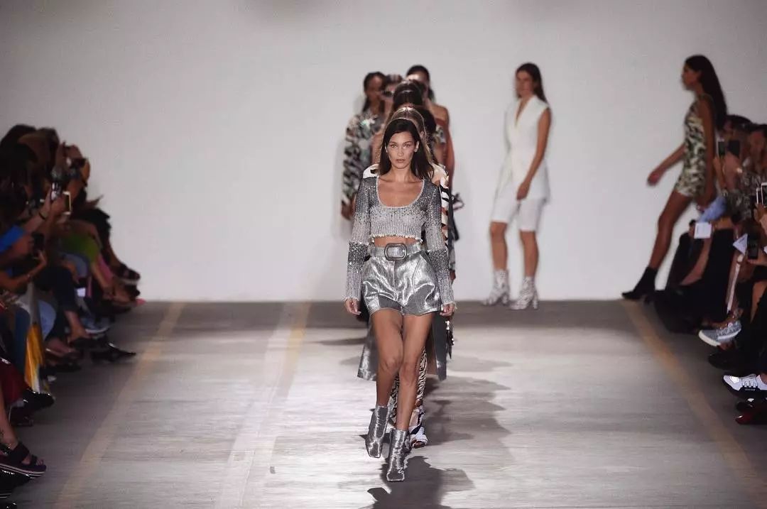 超模bellahadid现场喷制礼服,bellahadid变身复古摩登女郎