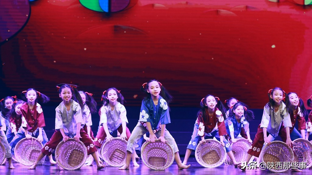 小天鹅艺术团童心向党,陕西省小天鹅艺术团点亮中国梦