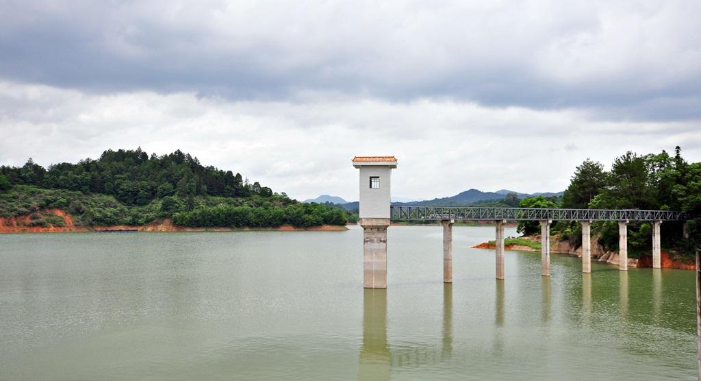 夜钓抛竿老找不准点怎么办,野钓鱼不开口抛竿节奏快还是慢