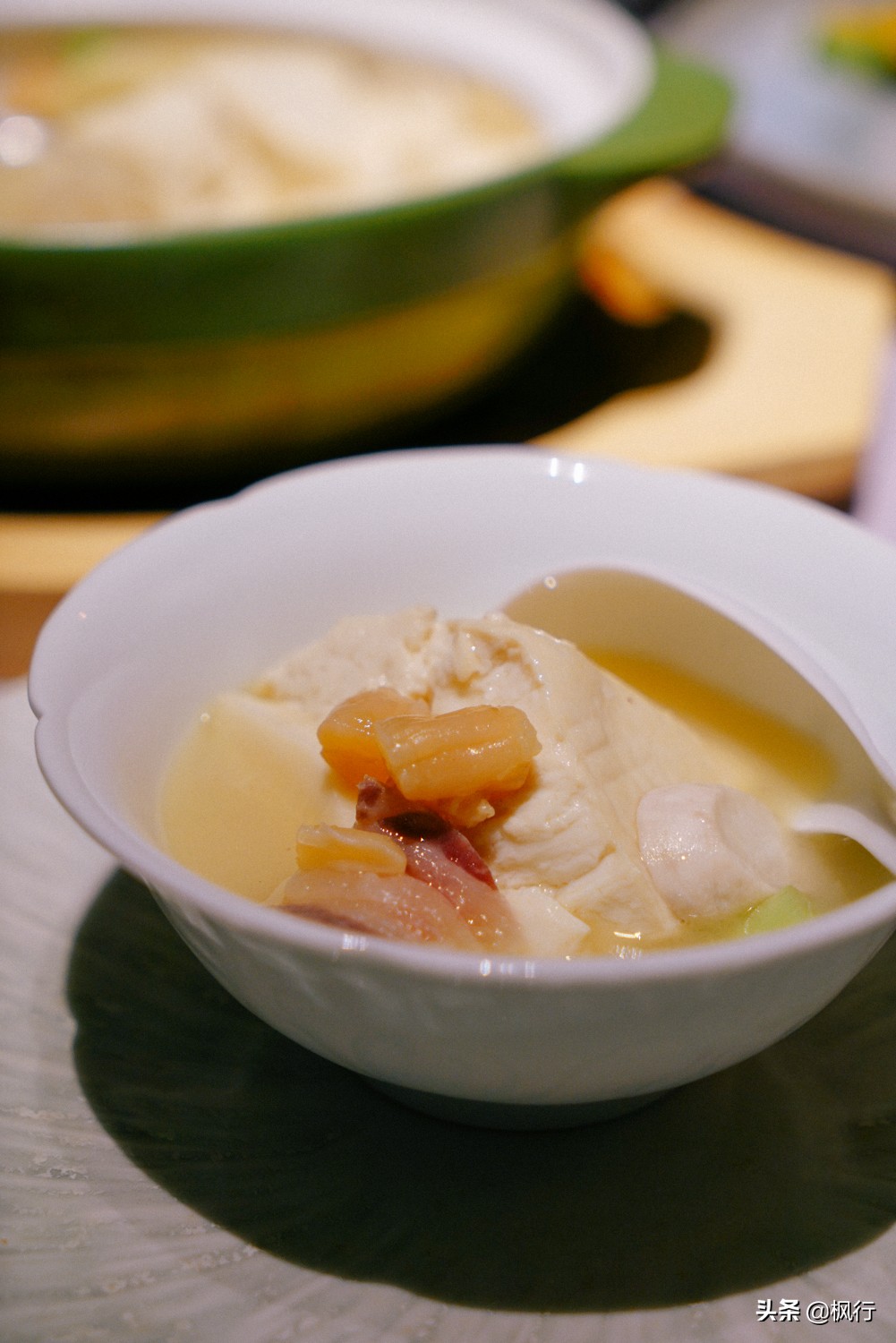 这家北京二环内的粤菜馆，装修获大奖，松板肉、乳鸽、罗氏虾惊艳