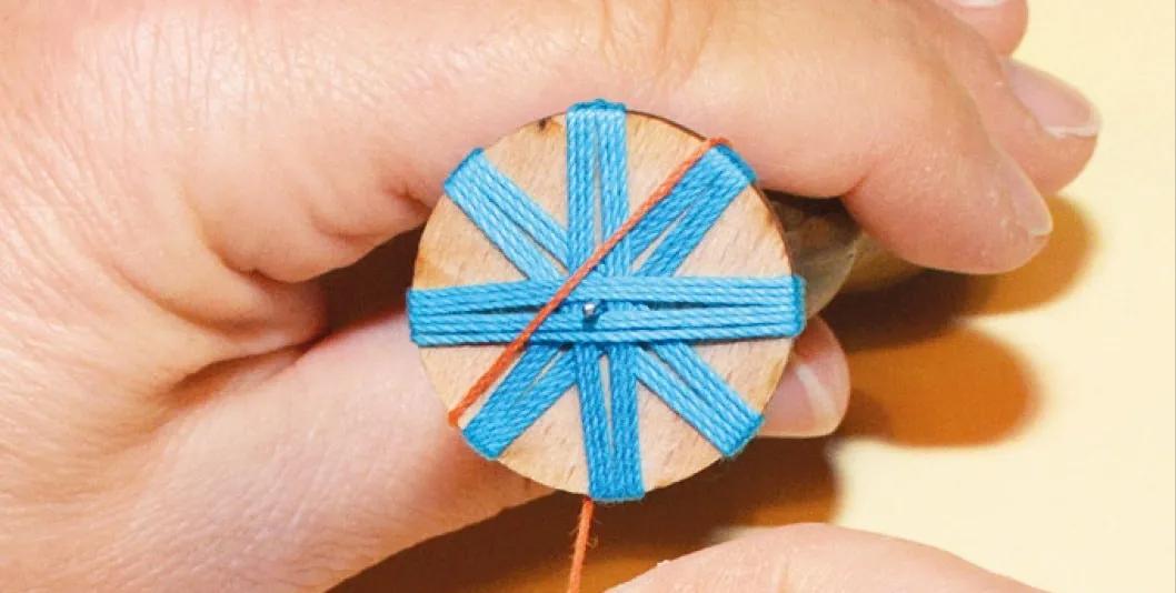 一个圆周边加一点装饰,用彩线做简单的小装饰