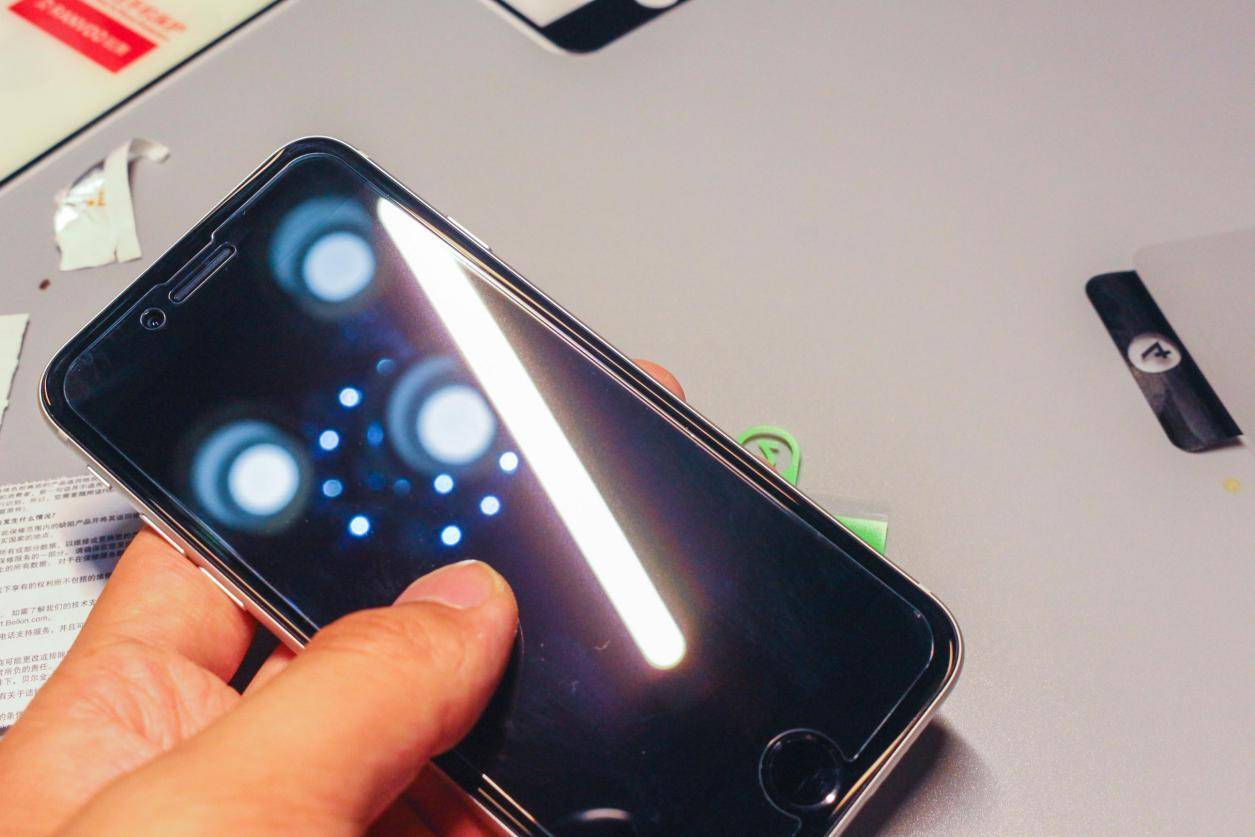 苹果se2代钢化膜推荐,iphonese2超窄边钢化膜