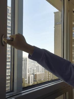 头一回见到这样的窗户，推拉漂移和地铁门一样，不占地还更安全