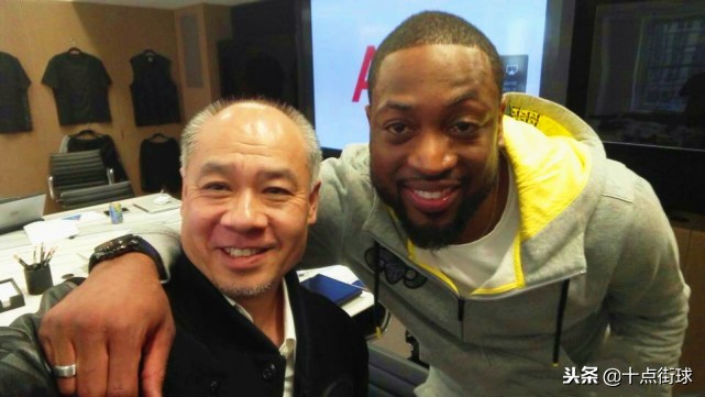 李宁现状：儿子帅气女儿可爱，化身“潮叔”与90后消费者互动卖萌