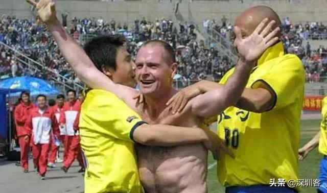 油腻中年男子踢球,中年足球油腻球员