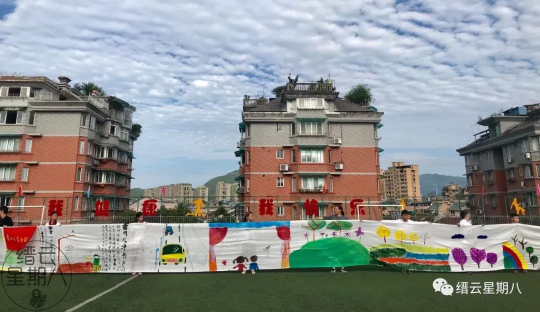 画一幅与校园足球有关的绘画,校园足球绘画又难又好看