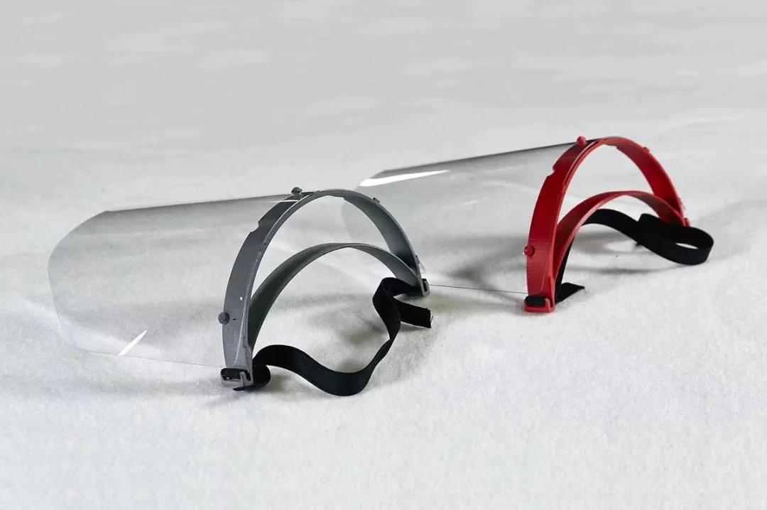 齐了！*博兰**基尼口罩、苹果面具、迪奥洗手液、戴森呼吸机……大牌跨界这样干