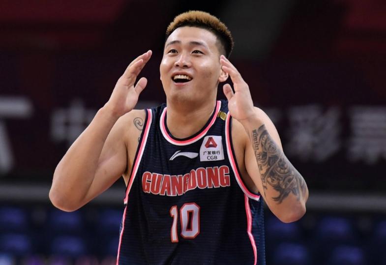 徐杰伤势在第三阶段是否能打,广东男篮球员徐杰崴脚