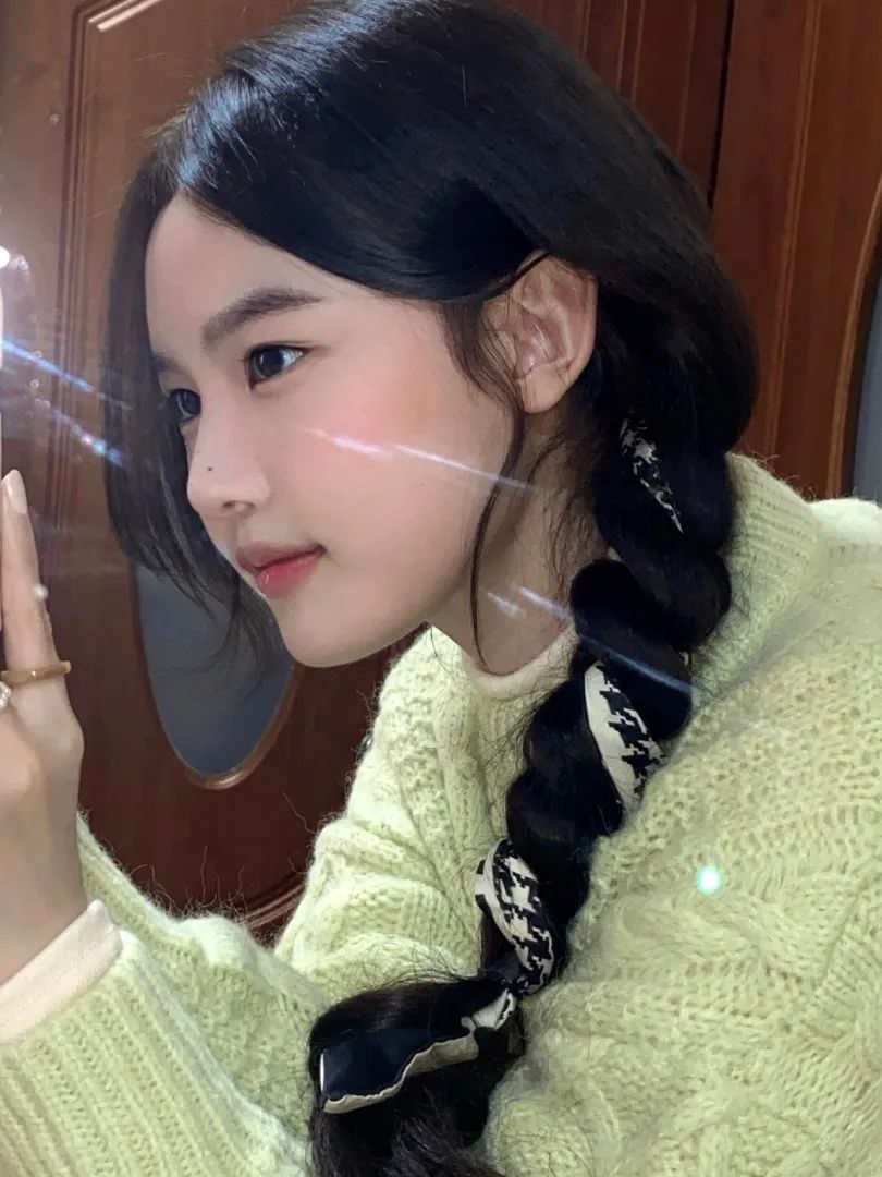 编发这样扎超美腻而且很显年轻哦,随意扎出时尚又好看的编发