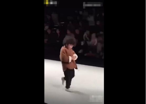 童模走路正确迈步姿势,童模最不缺的就是自信