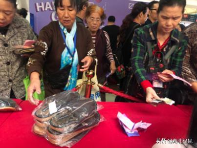 武汉人自己的狂欢！数千人齐聚汉口北海宁皮革品牌广场畅玩“嗨皮大团购”