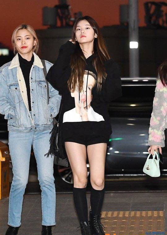 “猫系长相”黄礼志，穿印花卫衣配骑士靴，高级脸成简单穿搭亮点