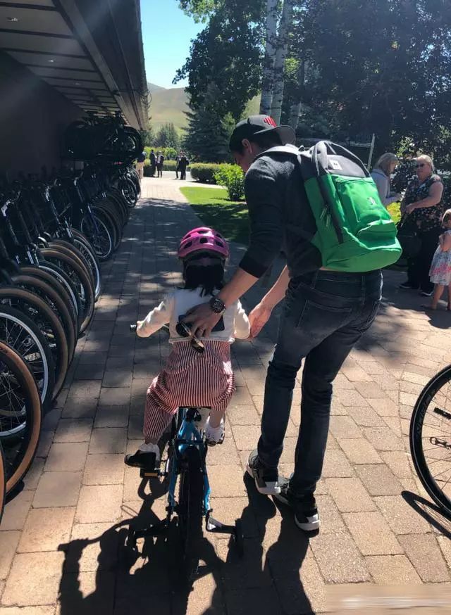 三娃奶爸王力宏，年入4.6亿，却一件衣服穿10年，钱都去哪了？